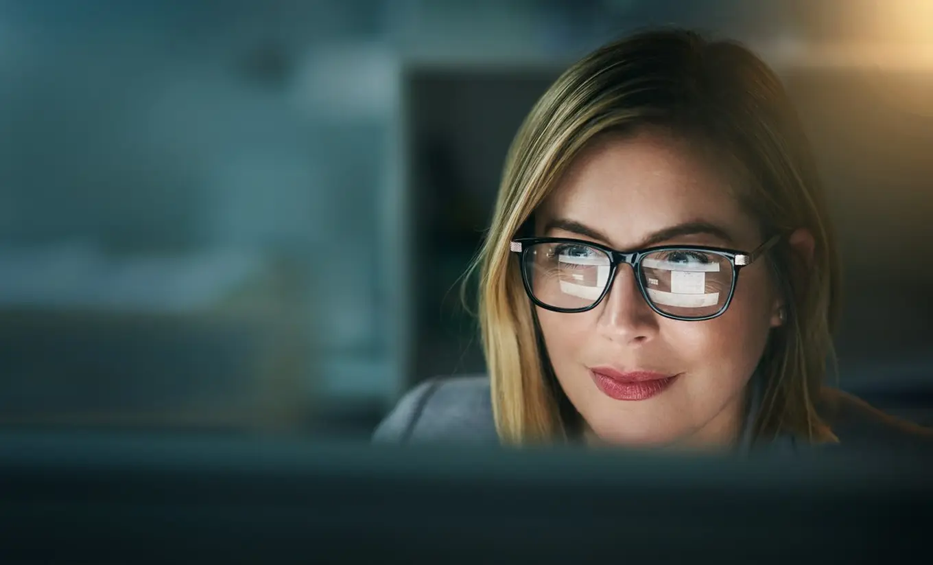 pracownica biurowa w okularach
